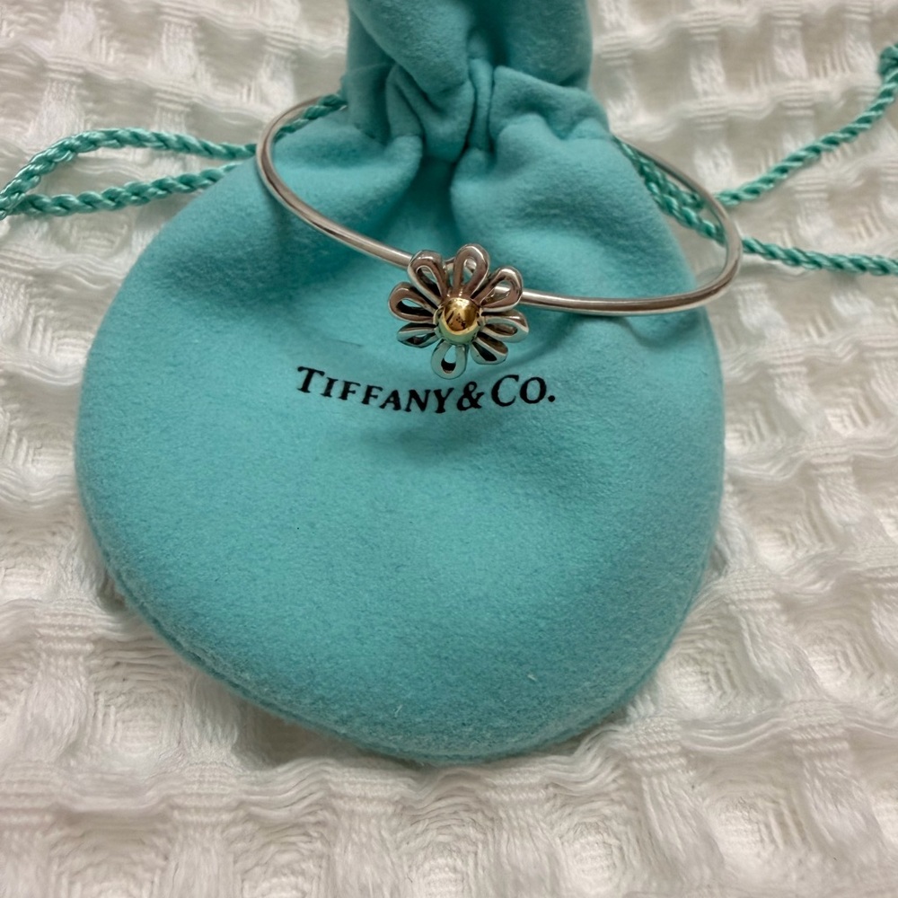 Tiffany & Co. Daisy Bangle🤍